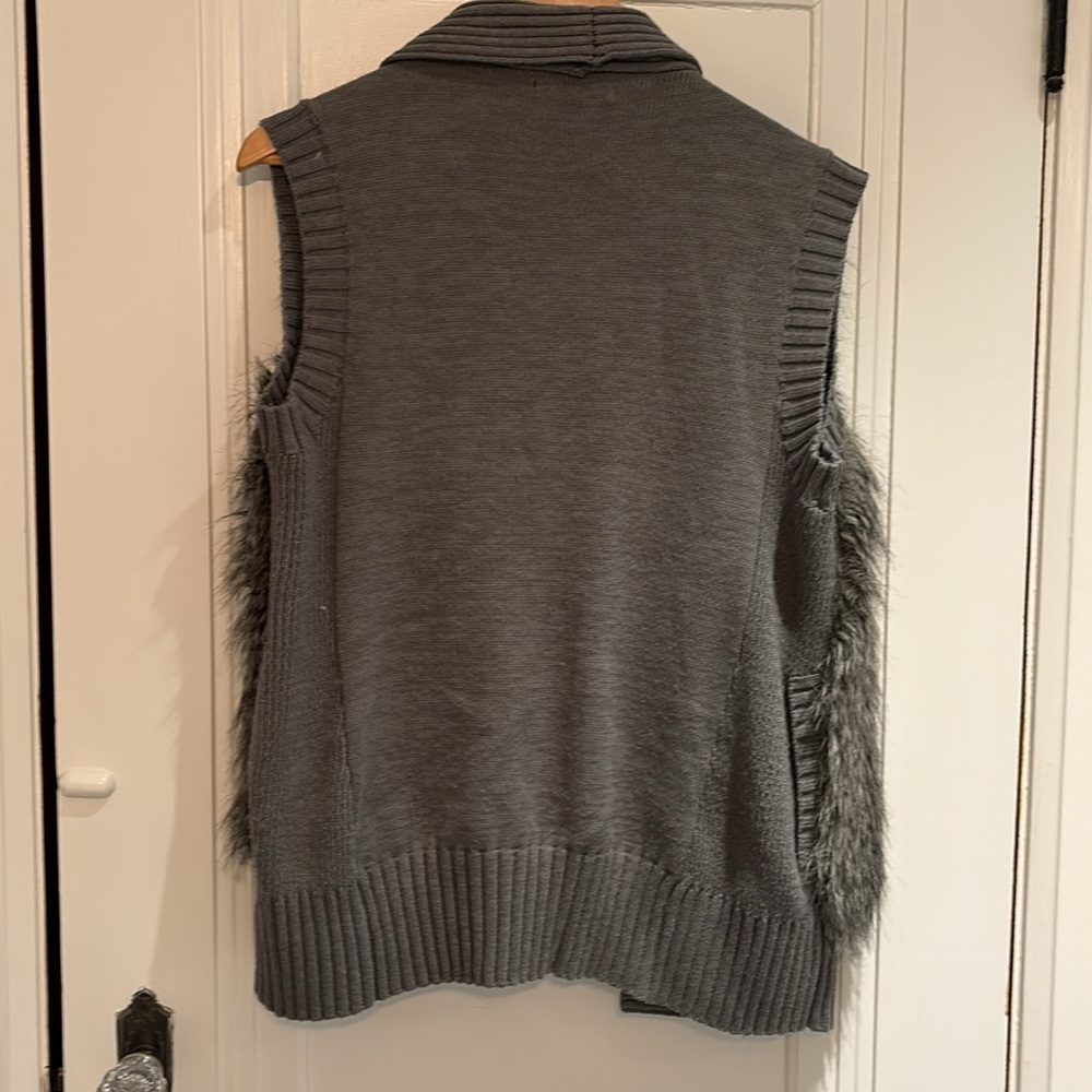 Kenneth Cole New York Faux Fur Grey Vest Size Small - Picture 5 of 6